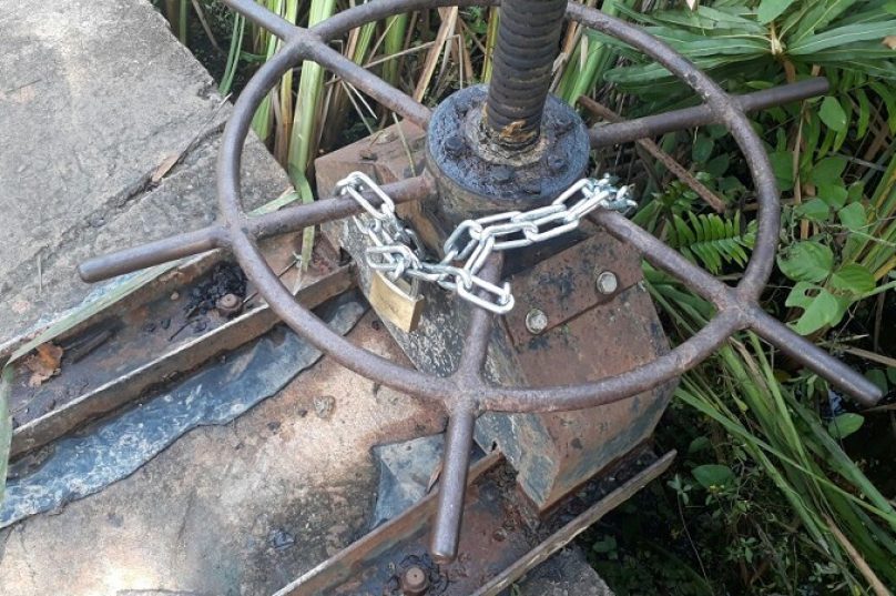 A válvula foi fechada e um novo cadeado colocado para evitar outro crime de vandalismo. (GMCarapebus)