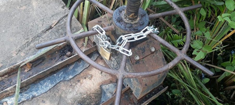A válvula foi fechada e um novo cadeado colocado para evitar outro crime de vandalismo. (GMCarapebus)