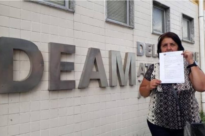 Vânia em frente a Delegacia da Mulher. Foto: Reprodução