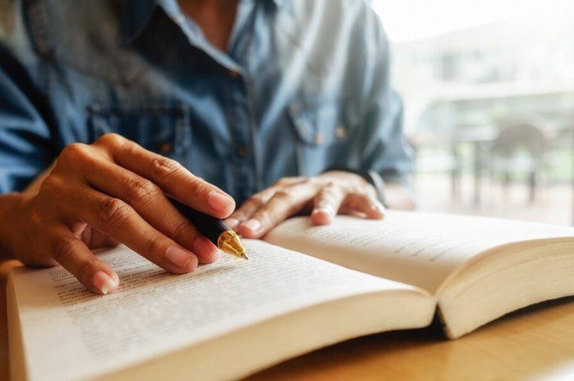 Médico mostra em livro de crônicas que ouvir também é cuidar