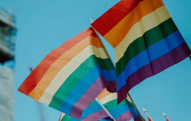 Orgulho LGBTQIA+ é importante para 70% no Brasil, diz estudo
