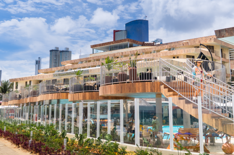 Esmeralda Praia Hotel inaugura deck suspenso em Ponta Negra