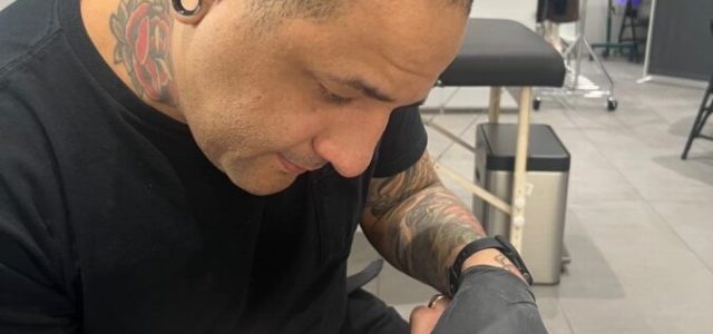 Micro tatuagens de estilo “fine line” atraem Geração Z