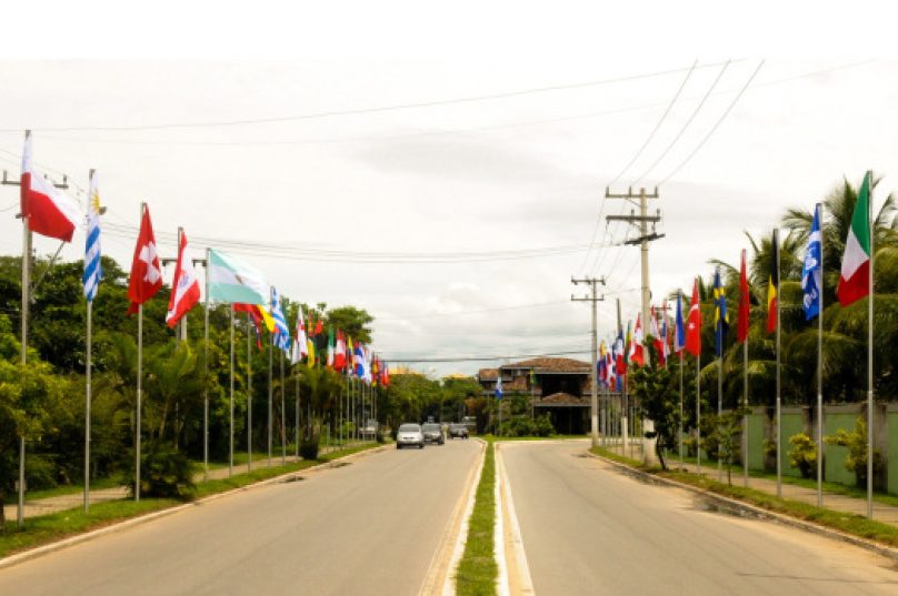 bandeiras-na-entrada-da-cidade