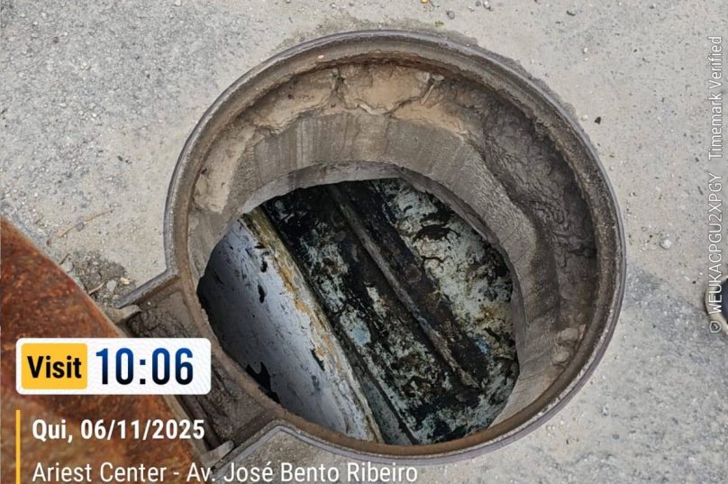 barco e prancha dentro da galeria de águas pluviais