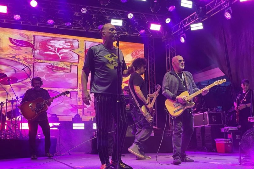 Bruno Gouveia durante show do Biquini Cavadão no encerramento do MPBúzios 2026.
