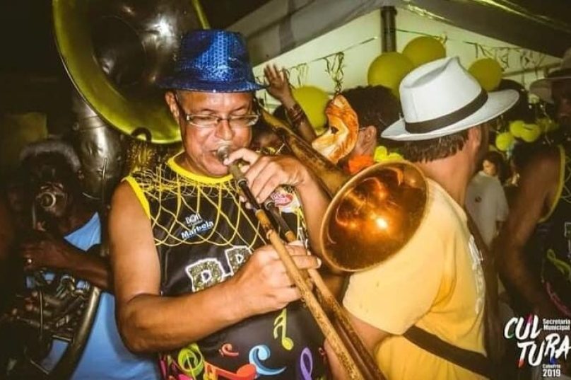 O Bloco Parókia homenageia o maestro Jessé Menezes no abadá de 2025. Com edição especial criada por Yuri Vasconcellos, a camisa celebra a dedicação do mestre ao bloco / foto divulgação