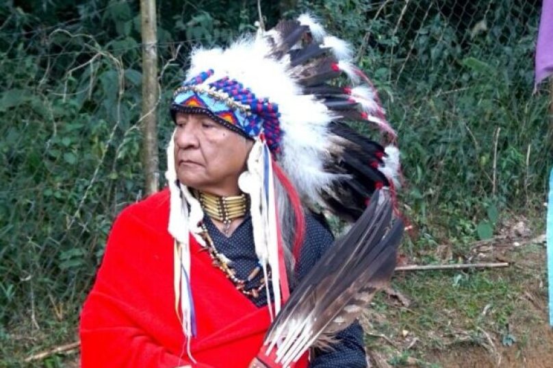 Vernon Foster conduz o evento "Caminho Vermelho" em Búzios, compartilhando sabedoria indígena / foto divulgação
