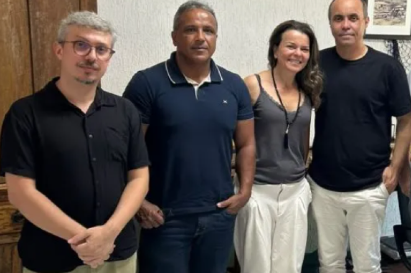 Representantes de secretarias municipais de Búzios durante reunião de planejamento das gravações de uma produção da Netflix.