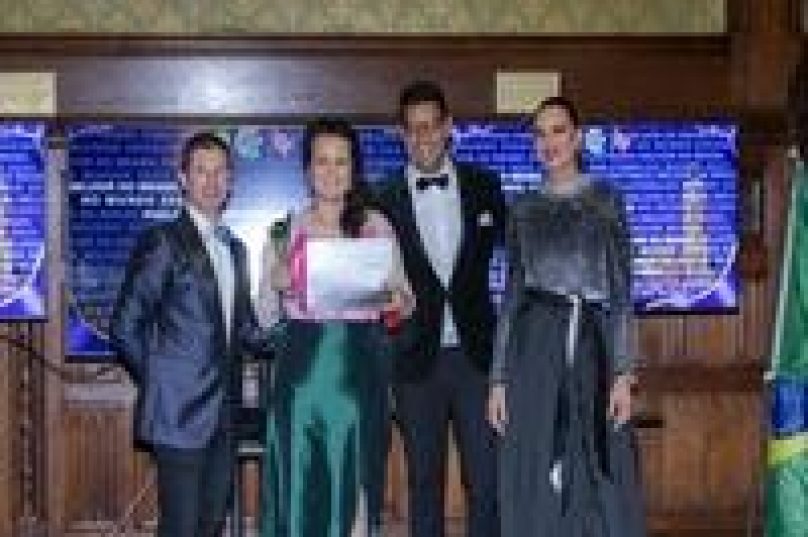 Karine Aguiar recebe prêmio de melhor cantora do BR no Mundo
