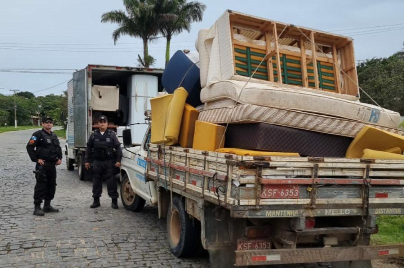 A polícia encontrou dois caminhões transportando materiais e imóveis furtados. | Imagem: Polícia Militar | Reprodução