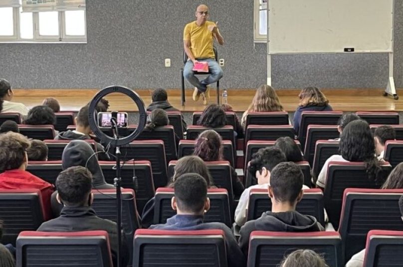 Livro Bullying, de Mar'Junior, é tema de palestras no Brasil
