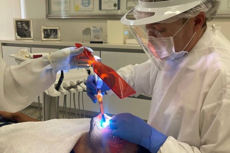 Implantes dentários para idosos: cresce foco em bem-estar