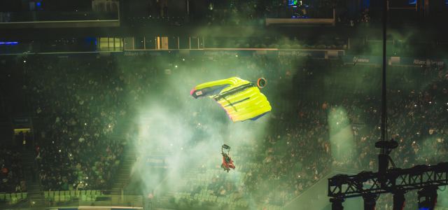 Flávio Jordão realiza pouso de wingsuit dentro do Allianz Parque