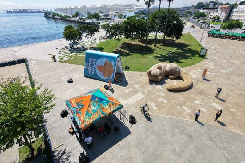 Intervenção com esculturas gigantes transforma a Praça Mauá