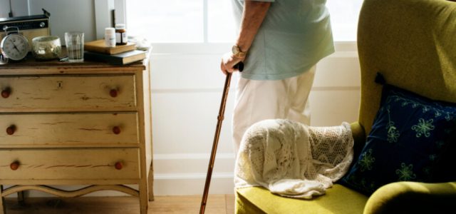 Ortopedistas alertam sobre os perigos de quedas para idosos