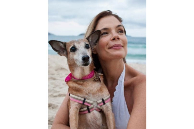 A atriz, Alexia Dechamps, junto a cadelinha de estimação, Pituxa. Imagem: Reprodução | Revista Quem Globo