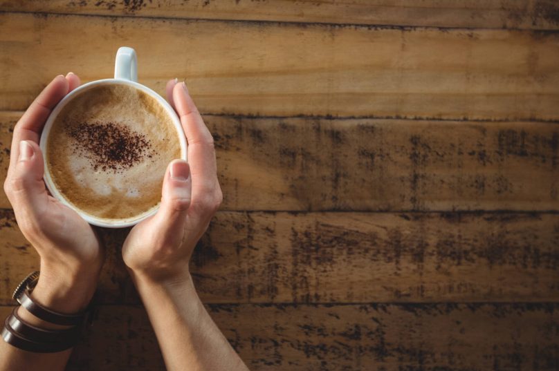 Café pode trazer benefícios à saúde, mas excesso de cafeína pode afetar sono, digestão e causar efeitos adversos / divulgação