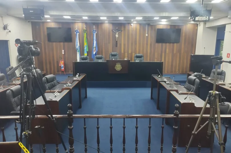 Câmara de Cabo Frio gastou R$ 1,7 milhão com carpete, segundo o Metrópoles. Contratos são investigados pelo MP estadual / divulgação