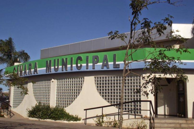 Sede da Câmara Municipal de Rio das Ostras, alvo de recomendação do Ministério Público para investigar concurso público.