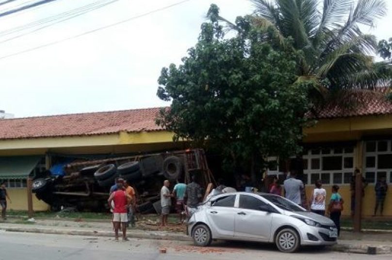 caminhão atinge escola