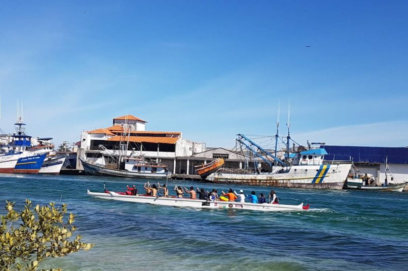 Cabo Frio abre inscrições para 48 vagas gratuitas em aulas de canoa havaiana para jovens no Canal do Itajuru / divulgação