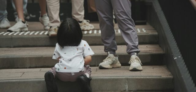 A ação integra a campanha “Maio Laranja”, que visa conscientizar a população sobre o combate ao abuso e à exploração sexual infantil. (Foto: Unsplash)