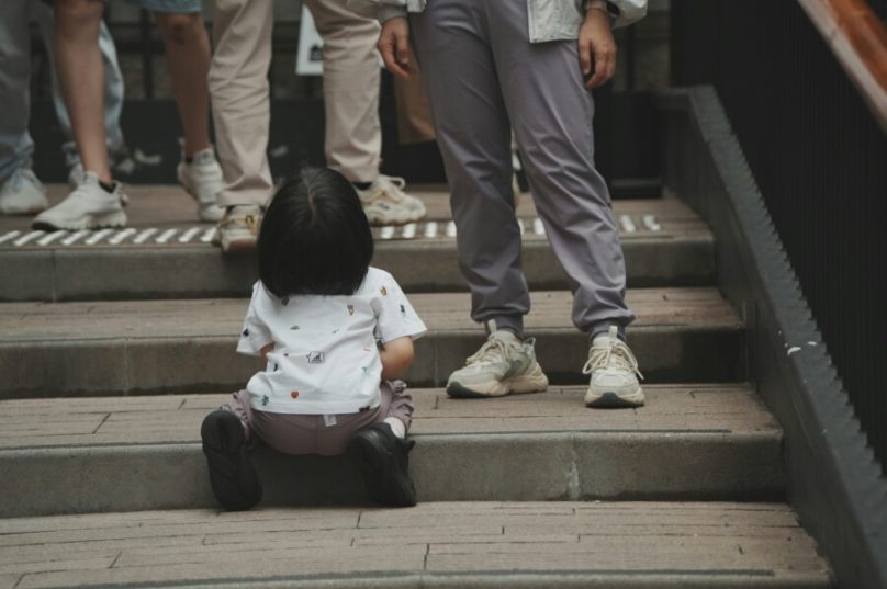 A ação integra a campanha “Maio Laranja”, que visa conscientizar a população sobre o combate ao abuso e à exploração sexual infantil. (Foto: Unsplash)