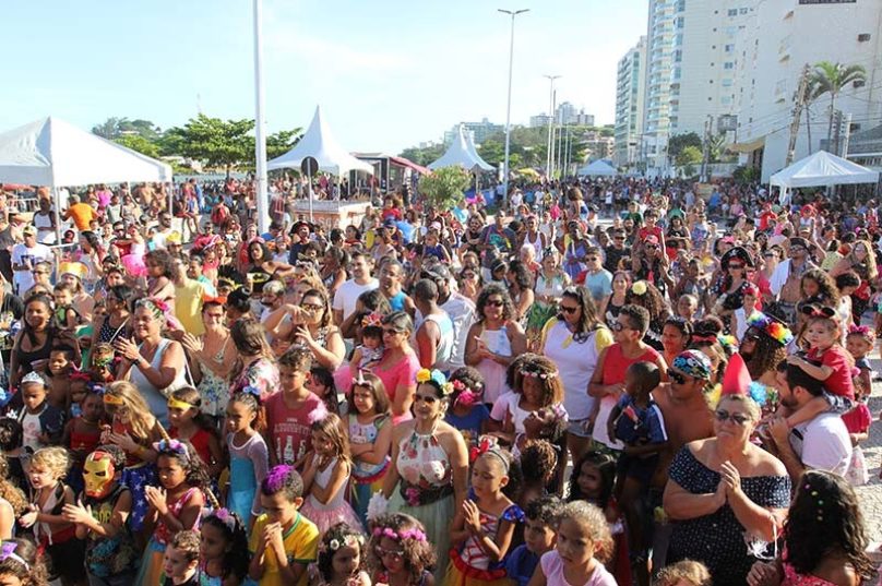Foliões se divertem nos blocos "Dos Pentelhinhos" e "Chaplin", na orla da praia de Imbetiba e bloco "Do Benê", nos quiosques da Lagoa. Macaé/RJ. Data: 10/02/2018. Foto: Guga Malheiros/Prefeitura de Macaé