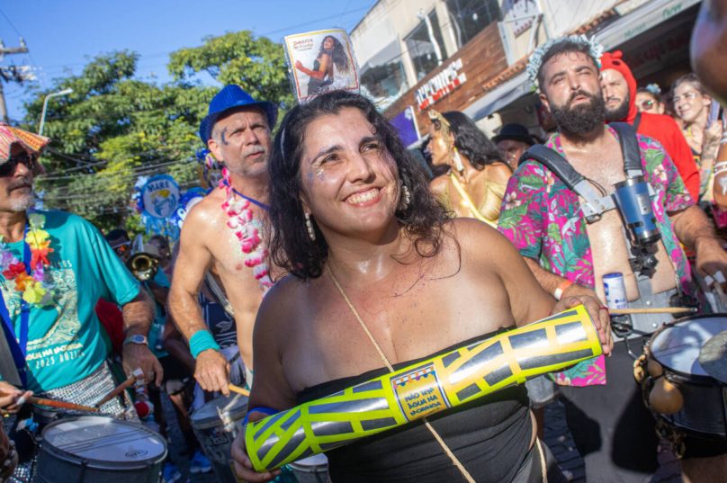 Bloco Não Tem Água na Moringa desfila no carnaval de Búzios; grupo fundado em 2018 se consolidou como uma das principais expressões do carnaval de rua da cidade - Divulgação