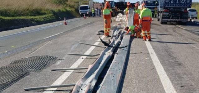 A carreta seguia no sentido Região dos Lagos quando em alta velocidade perdeu o controle e tombou / foto reprodução  Guia Região dos Lagos