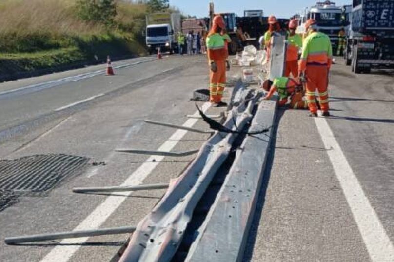 A carreta seguia no sentido Região dos Lagos quando em alta velocidade perdeu o controle e tombou / foto reprodução  Guia Região dos Lagos