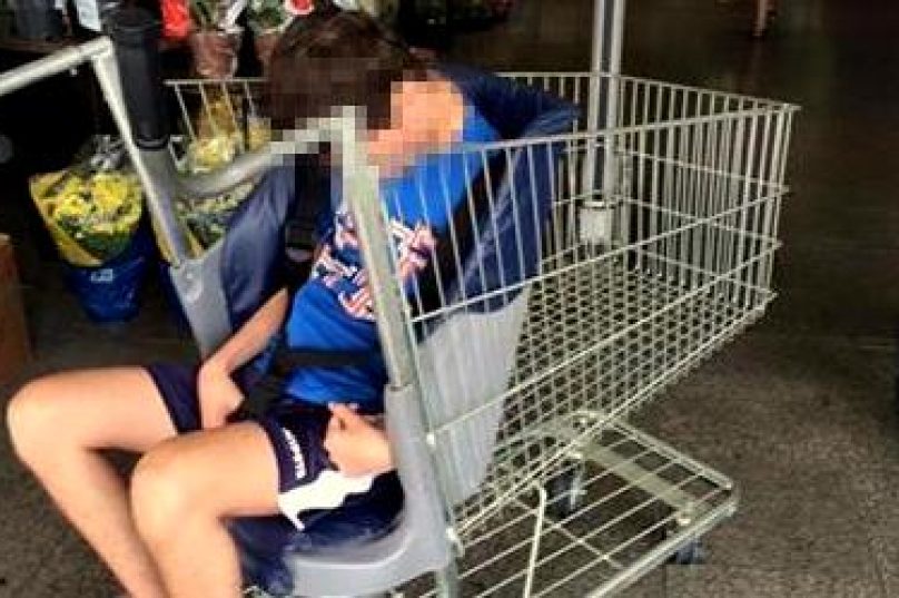 Reprodução da internet em que uma criança especial é carregada de forma inadequada em um carrinho de compras