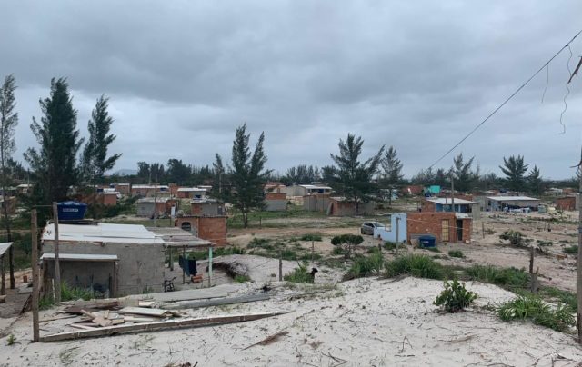 Casas ilegais haviam sido construídas na área de preservação ambiental, em Arraial do Cabo