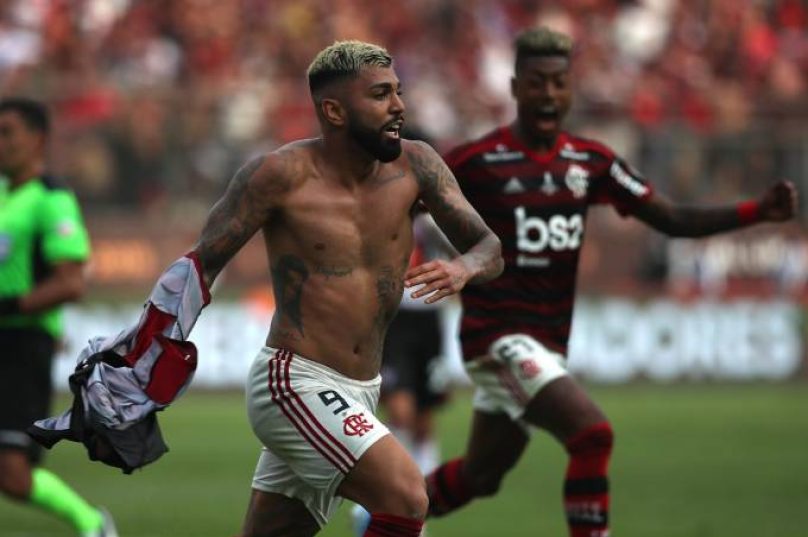 Depois de marcar o segundo gol, aquele que garantiu o título ao Flamengo