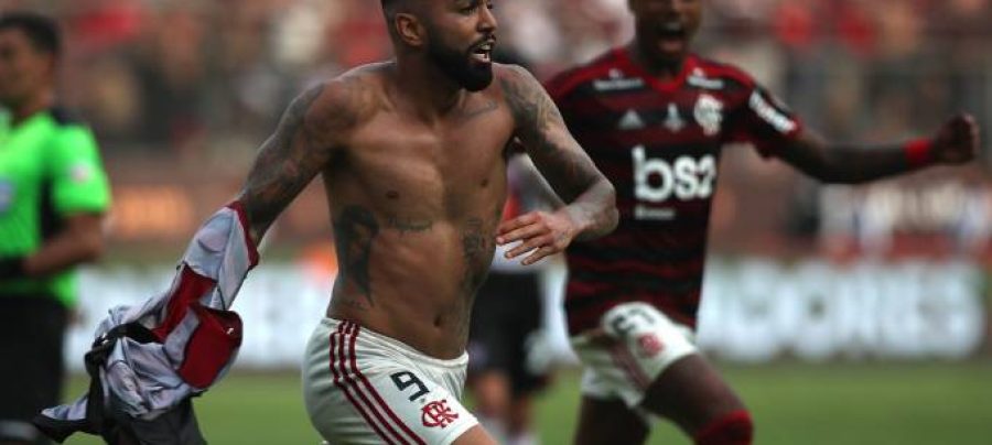 Depois de marcar o segundo gol, aquele que garantiu o título ao Flamengo