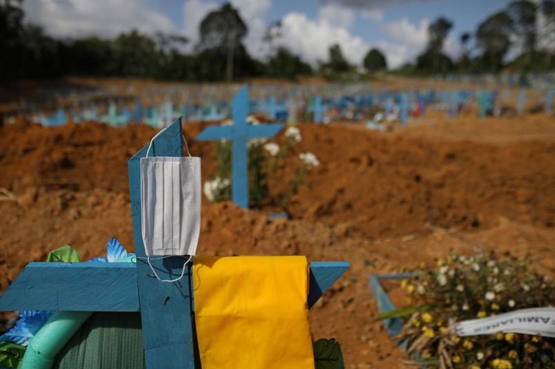 Cemitério em Manaus (AM) durante a pandemia da Covid-19
Foto: Bruno Kelly/Reuters (31.dez.2020). Imagem: Reprodução/ CNN