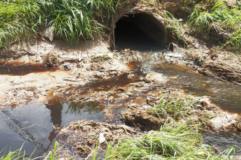 Lagoa utilizada para armazenamento de chorume em aterro sanitário no Estado do Rio de Janeiro.