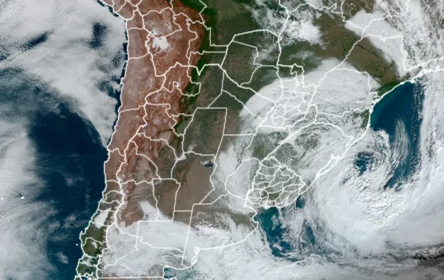 Ciclone extratropical visto via satélite. — Foto: Reprodução/Regional and Mesoscale Meteorology Branch