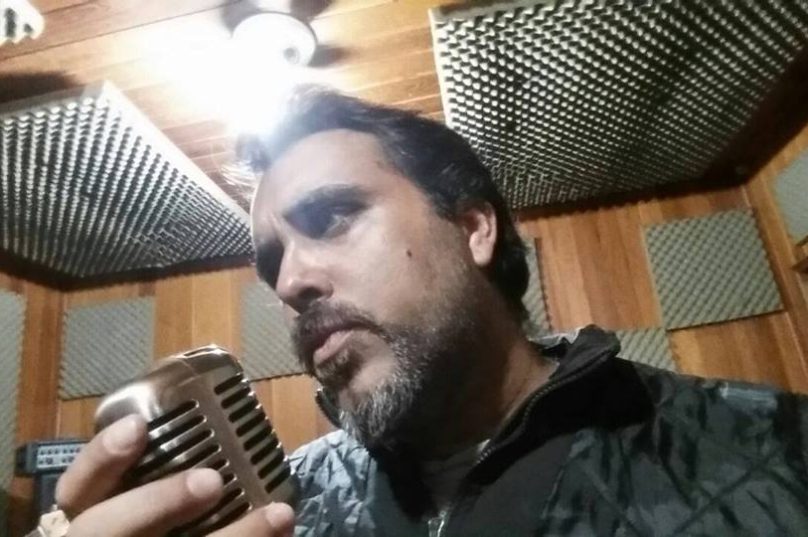 Clóvis é jornalista, estudante de direito, músico, e artista plástico nas horas vagas."