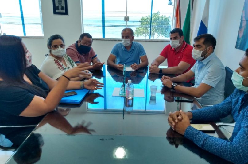 Prefeito Vantoil Martins (Cidadania) em reunião com membros da Comissão Organizadora do concurso, com representantes da empresa IBDO e secretariados do município de Iguaba Grande. Imagem: Divulgação
