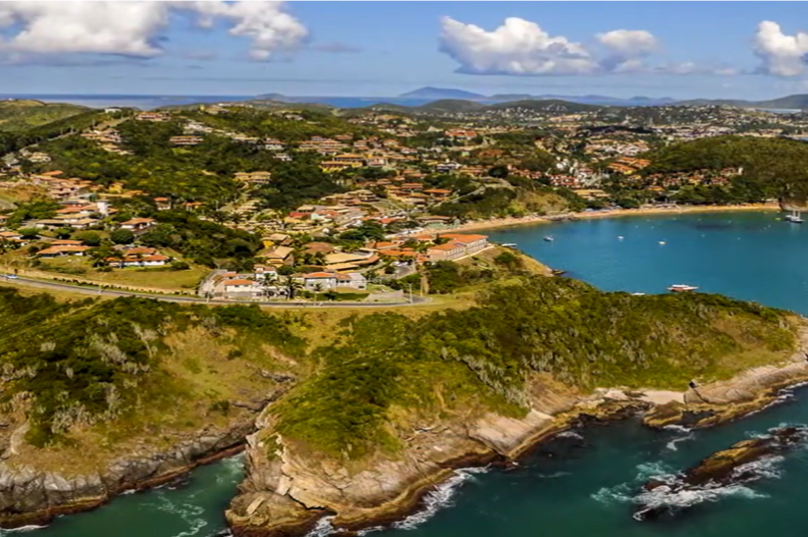 O costão rochoso fica entre a Praia de João Fernandes e Brava - Imagem Cityzoneful