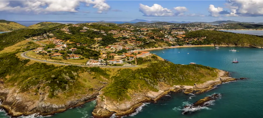 O costão rochoso fica entre a Praia de João Fernandes e Brava - Imagem Cityzoneful