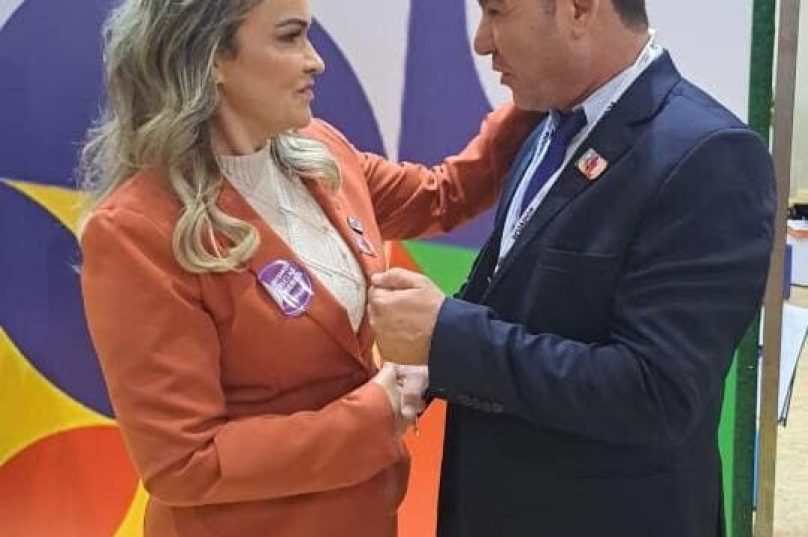 Daniela Carneiro, na foto com  Cristiano Marques, secretário de turismo de Búzios, tem apoio do trade turístico do município que é um dos principais receptivos do país - Grupo Prensa de Babel