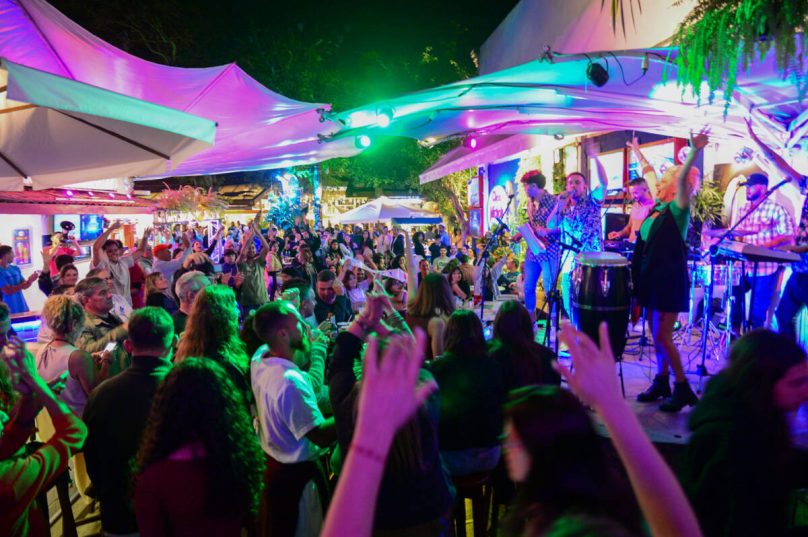 Chez Michou recebe evento musical com temática latina no Centro de Búzios / foto divulgação
