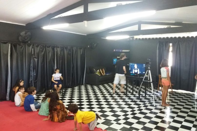Uma das aulas de gravação em vídeo com as crianças