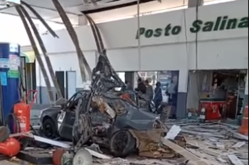 Explosão ocorreu enquanto carro era abastecido com GNV. Imagens Notícias Cabo Frio
