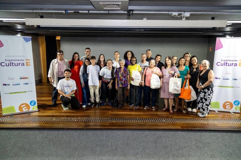 Aos 94 anos, idosa lança livro após experiência com IA e VR