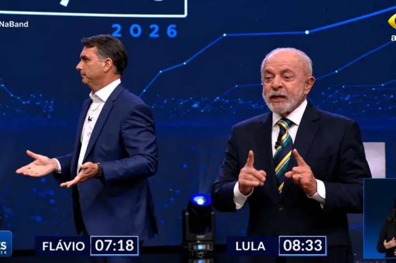 Lula e Flávio Bolsonaro durante debate presidencial da Band, realizado em 18 de outubro de 2026.
