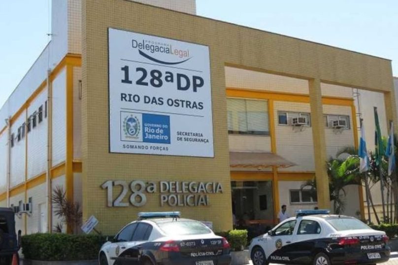 A mulher foi conduzida pelos agentes da Polícia Militar à delegacia de Rio das Ostras, que era a central de flagrante do dia, e responderá por homicídio. Foto Reprodução